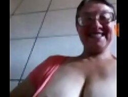 Coroa mostrando os seios na cam