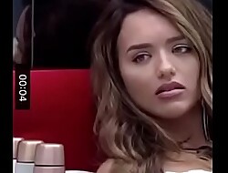 Marcela McGowan BBB20 - pagando peitinho