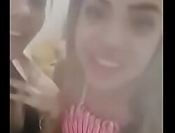 MOSTRANDO OS PEITOS AO VIVO