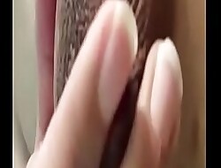 Jugando nail-brush mis pechos